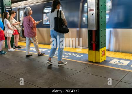 Adesivi che designano l'area di imbarco accessibile nella stazione West 4th Street della metropolitana di New York sabato 22 luglio 2023. (© Richard B. Levine) Foto Stock