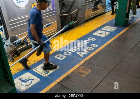 Adesivi che designano l'area di imbarco accessibile nella stazione West 4th Street della metropolitana di New York sabato 22 luglio 2023. (© Richard B. Levine) Foto Stock