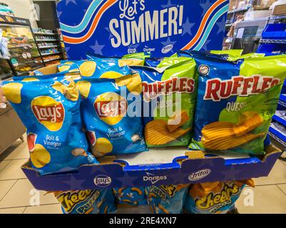 Un'esposizione di Tasty Pepsico's Frito-Lay patatine e snack a New York giovedì 20 luglio 2023. (© Richard B. Levine) Foto Stock