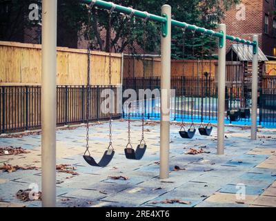 Parco giochi vuoto chiuso, a causa dei lavori in corso nelle vicinanze, nel quartiere Chelsea di New York sabato 22 luglio 2023. (© Richard B. Levine) Foto Stock