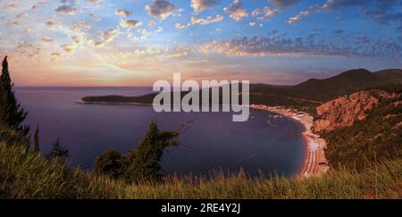 Mattinata estiva litorale adriatico paesaggio con Jaz beach (nei pressi di Budva, Montenegro). Panorama. Le persone non sono riconoscibili. Foto Stock