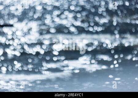 Acqua di mare blu brillante con riflessi luminosi, foto di sfondo sfocato naturale Foto Stock