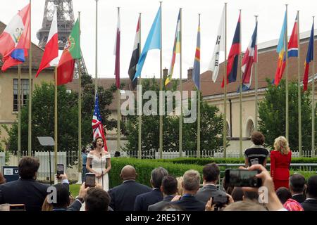 25 luglio 2023, Francia, Parigi: Jill Biden (r), first lady degli Stati Uniti, e Audrey Azoulay (2° da destra), direttore generale dell'UNESCO, partecipano a una cerimonia che segna il ritorno degli Stati Uniti all'organizzazione culturale delle Nazioni Unite presso la sede dell'UNESCO. La bandiera degli Stati Uniti viene issata presso la sede centrale dell'organizzazione delle Nazioni Unite a Parigi per ricordare che gli Stati Uniti si ricongiungono all'organizzazione culturale mondiale UNESCO. Foto: Rachel Boßmeyer/dpa Foto Stock