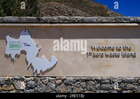 Benvenuto al primo cartello bilingue dell'isola Zero Waste sul porto, sull'isola di Tilos, vicino a Rodi, Dodeanese, Grecia Foto Stock