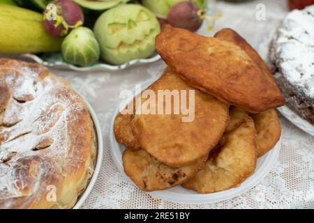 Torte al forno. Pasticcini sul tavolo. Cibo delizioso. Cibo al festival. Foto Stock