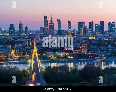 Vista aerea serale del centro di Varsavia, del fiume Vistola e del ponte Swietokrzyski Foto Stock