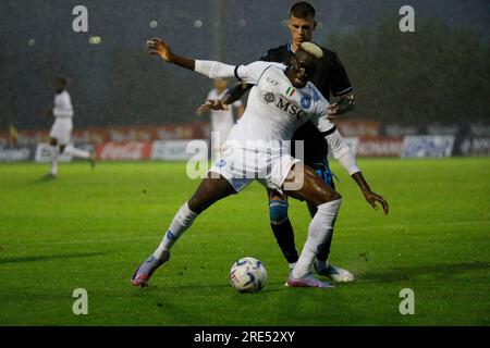 Dimaro, Napoli, Italia. 24 luglio 2023. Victor Osimhen del Napoli durante una partita amichevole di calcio pre-stagionale contro Spal, Dimaro Italia (Credit Image: © Ciro De Luca/ZUMA Press Wire) SOLO USO EDITORIALE! Non per USO commerciale! Foto Stock