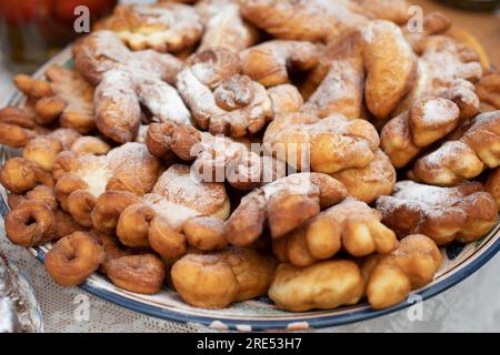 Torte al forno. Pasticcini sul tavolo. Cibo delizioso. Cibo al festival. Foto Stock