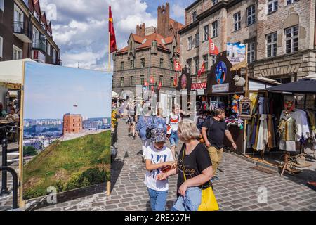 Danzica, Polonia. 24 luglio 2023. Polonia, Danzica, 24 luglio, 2023 persone in cerca di merci sulle bancarelle e sulle bancarelle della città Vecchia sono viste a Danzica, Polonia, il 24 luglio 2023 Trader, Artisti e collezionisti partecipano alla Fiera occupando con i loro stand diverse strade nel centro della nel centro storico della città. St Dominics Fair è il più grande evento commerciale e culturale all'aperto della Polonia e uno dei più grandi e antichi eventi di questo tipo in Europa. Credito: Vadim Pacajev/Alamy Live News Foto Stock