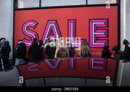 La gente aspetta fuori dal negozio Selfridges in Oxford Street a Londra, prima dell'apertura il giorno di Santo Stefano. Foto Stock