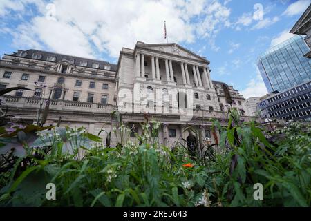 Londra Regno Unito. 25 luglio 2023 l'esterno della Bank of England in Threadneedle Street. Il comitato monetario della Banca d'Inghilterra dovrebbe aumentare il suo tasso di cambio di un quarto di punto al 5,25% il 3 agosto, per frenare le pressioni inflazionistiche. Questo sarà il tredicesimo aumento del tasso base dal dicembre 2021, rendendo i prestiti e i mutui i più costosi dall'inizio del 2008. Credit amer ghazzal/Alamy Live News Foto Stock