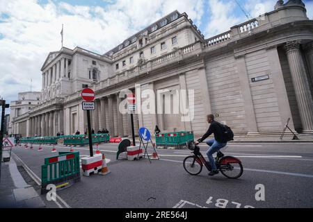 Londra Regno Unito. 25 luglio 2023 l'esterno della Bank of England in Threadneedle Street. Il comitato monetario della Banca d'Inghilterra dovrebbe aumentare il suo tasso di cambio di un quarto di punto al 5,25% il 3 agosto, per frenare le pressioni inflazionistiche. Questo sarà il tredicesimo aumento del tasso base dal dicembre 2021, rendendo i prestiti e i mutui i più costosi dall'inizio del 2008. Credit amer ghazzal/Alamy Live News Foto Stock