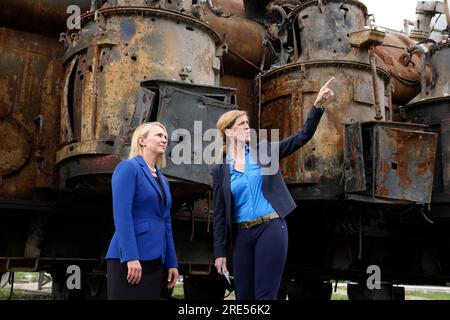 Kiev, Ucraina. 17 luglio 2022. STATI UNITI Ambasciatore in Ucraina, Bridget Brink, Left, e Amministratore degli Stati Uniti Samantha Power, Right, visita la centrale elettrica e termica combinata di KyivTeploEnergy danneggiata da attacchi missilistici russi, 17 luglio 2023 a Kiev, Ucraina. USAID sta assistendo con le attrezzature per riparazioni rapide e investendo in un sistema energetico del futuro dell'Ucraina. Credito: Ambasciata DEGLI STATI UNITI Kiev/Dipartimento di Stato/Alamy Live News Foto Stock