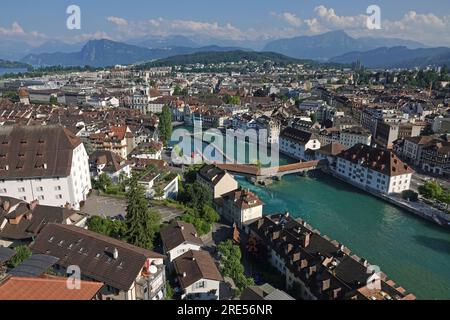 Il paesaggio urbano di Lucerna, Svizzera, è mostrato da una vista elevata durante un giorno d'estate. Foto Stock