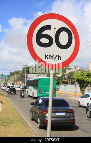 salvador, bahia, brasile - 13 febbraio 2023: Il segnale stradale indica una velocità massima di 60 chilometri all'ora sulla strada pubblica della città di Salvador. Foto Stock