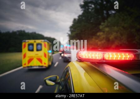 Autoambulanze e vigili del fuoco su strada. Temi salvataggio, urgenza e assistenza sanitaria. Foto Stock