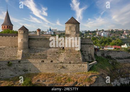 Castello nella parte storica di Kamianets-Podilskyi, Ucraina. Si tratta di un ex castello ruteno-lituano e successivamente di una fortezza polacca in tre parti. Foto Stock