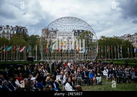 Parigi, Francia. 25 luglio 2023. La cerimonia di innalzamento della bandiera che celebra il ritorno degli Stati Uniti all'UNESCO. Parigi, Francia, il 25 luglio 2023. Foto di Jeremy Paoloni/ABACAPRESS.COM Credit: Abaca Press/Alamy Live News Foto Stock