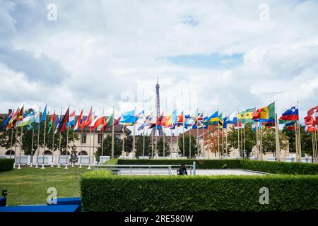 Parigi, Francia. 25 luglio 2023. La cerimonia di innalzamento della bandiera che celebra il ritorno degli Stati Uniti all'UNESCO. Parigi, Francia, il 25 luglio 2023. Foto di Jeremy Paoloni/ABACAPRESS.COM Credit: Abaca Press/Alamy Live News Foto Stock