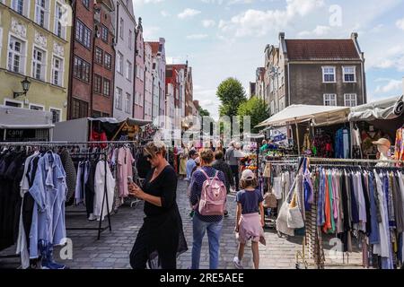 Danzica, Polonia. 24 luglio 2023. Polonia, Danzica, 24 luglio, 2023 persone in cerca di merci sulle bancarelle e sulle bancarelle della città Vecchia sono viste a Danzica, Polonia, il 24 luglio 2023 Trader, Artisti e collezionisti partecipano alla Fiera occupando con i loro stand diverse strade nel centro della nel centro storico della città. St Dominics Fair è il più grande evento commerciale e culturale all'aperto della Polonia e uno dei più grandi e antichi eventi di questo tipo in Europa. (Foto di Vadim Pacajev/Sipa USA) credito: SIPA USA/Alamy Live News Foto Stock