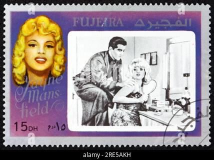 FUJEIRA - CIRCA 1972: Un francobollo stampato a Fujeira mostra Jayne Mansfield (1933-1967), è stata un'attrice cinematografica statunitense, star del cinema, circa 1972 Foto Stock
