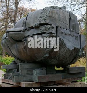 Eduardo Paolozzi responsabile della scultura di invenzione presso il Design Museum di Londra, Inghilterra, Regno Unito Foto Stock