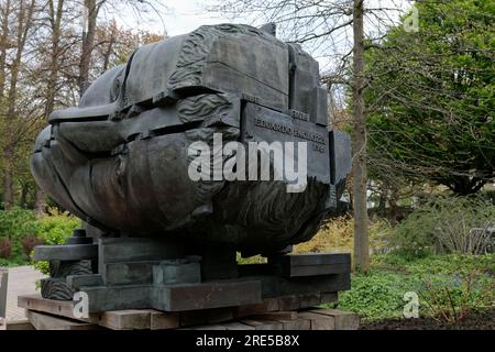 Eduardo Paolozzi responsabile della scultura di invenzione presso il Design Museum di Londra, Inghilterra, Regno Unito Foto Stock