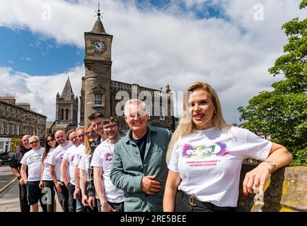 Stockbridge, Edimburgo, Scozia, Regno Unito, 25 luglio 2023. Lancio di Edge 2 radio Station: DJ Jay Crawford, uno dei DJ radiofonici più amati di Edimburgo, ha rilevato la stazione DAB MIX 1 per creare Edge 2, la nuova stazione locale di Edimburgo che offre la migliore musica degli ultimi 50 anni e ha iniziato a trasmettere questo mese. Nella foto: Jay Crawford con molti membri del suo team tra cui Sam Hinks, Mark Martin, Micky Gavin, Vikki Heaney e Veronika Walker (davanti). Crediti: Sally Anderson/Alamy Live News Foto Stock