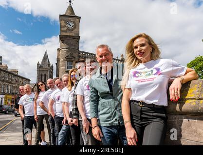 Stockbridge, Edimburgo, Scozia, Regno Unito, 25 luglio 2023. Lancio di Edge 2 radio Station: DJ Jay Crawford, uno dei DJ radiofonici più amati di Edimburgo, ha rilevato la stazione DAB MIX 1 per creare Edge 2, la nuova stazione locale di Edimburgo che offre la migliore musica degli ultimi 50 anni e ha iniziato a trasmettere questo mese. Nella foto: Jay Crawford con molti membri del suo team tra cui Sam Hinks, Mark Martin, Micky Gavin, Vikki Heaney e Veronika Walker (davanti). Crediti: Sally Anderson/Alamy Live News Foto Stock