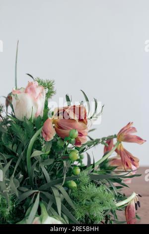 Bouquet di fiori marci e concetto di trattamento di invecchiamento. Decadimento di decorazioni floreali, da fiori freschi ad appassiti Foto Stock