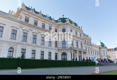 VIENNA, Austria - 4 gennaio 2023: Esterno del palazzo barocco superiore del Belvedere, nel mezzo del suo famoso parco e giardino, affollato di visitatori Foto Stock