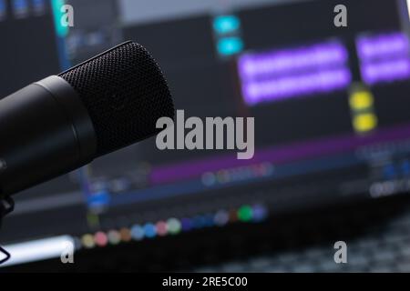 Microfono per la sessione di live streaming a casa. Strumenti per podcast, webinar, sessioni live sui social media. Lavoro a casa e lavoro intelligente Foto Stock