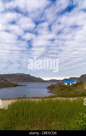 Lago a Qaqortoq, Groenlandia a luglio Foto Stock