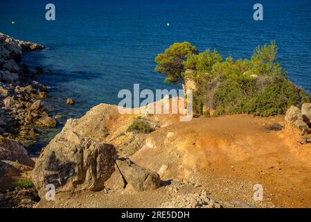 Terreno roccioso ed erosione nella cala Cala de la Penya Tallada, a Salou, sulla costa della Costa Daurada (Tarragona, Catalogna, Spagna) Foto Stock