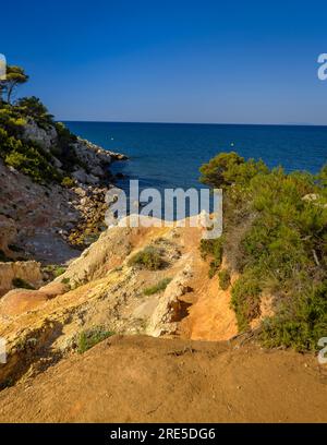 Terreno roccioso ed erosione presso la cala Cala de la Penya Tallada, a Salou, sulla costa della Costa Daurada (Tarragona, Catalogna, Spagna) Foto Stock