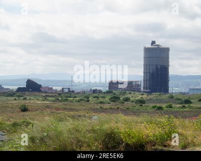 I resti della Redcar Steelworks dopo molte demolizioni i resti dell'altoforno sono a sinistra il gasholder è l'ultimo grande oggetto per demol Foto Stock