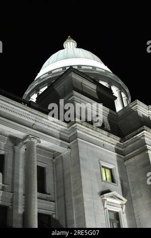 Little Rock, capitale dello stato dell'Arkansas, si è illuminata di notte. La cupola è stata pulita e le luci sono state installate per mostrare la sua bellezza regale. Foto Stock