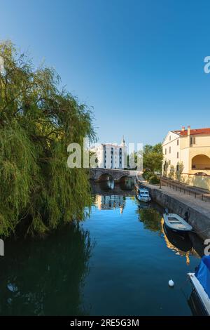 Crikvenica, Croazia - 18 luglio 2023: Il fiume Dubracina in Crikvenica sfocia nel mare Adriatico Foto Stock