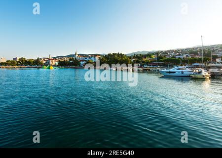 Crikvenica, Croazia - 18 luglio 2023: Alba mattutina nella parte costiera di Crikvenica, famosa destinazione di viaggio sul mare Adriatico Foto Stock