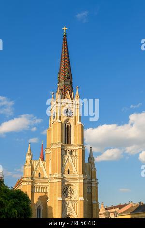 Novi Sad, Serbia - 8 luglio 2023: Chiesa del nome di Maria, cattedrale cattolica nel centro della città. Il campanile di 72 metri con la croce dorata è stato completato Foto Stock