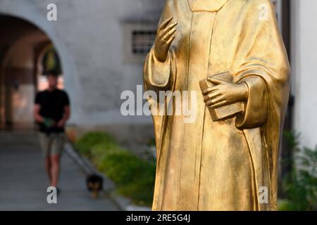 Crikvenica, Croazia - 18 luglio 2023: Busto color oro di Aloysius Stepinac di fronte al monastero Paolino Foto Stock