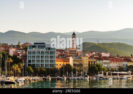 Crikvenica, Croazia - 18 luglio 2023: Piazza della città di Crikvenica, famosa destinazione turistica sulla costa croata dell'Adriatico Foto Stock