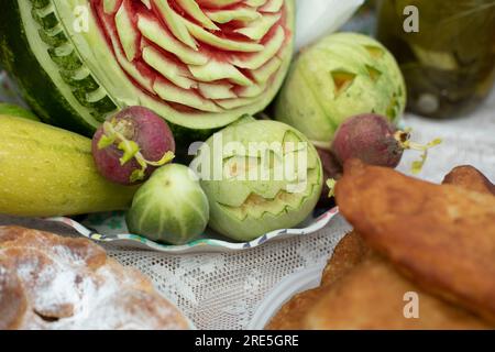 Torte al forno. Pasticcini sul tavolo. Cibo delizioso. Cibo al festival. Foto Stock