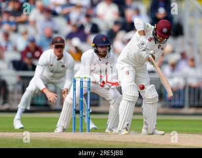 25 luglio 2023; Old Trafford, Manchester, Inghilterra: Division 1 County Championship Cricket, Lancashire contro Northamptonshire Day 1; Luke Procter del Northamptonshire con Phil Salt del Lancashire dietro i ceppi Foto Stock