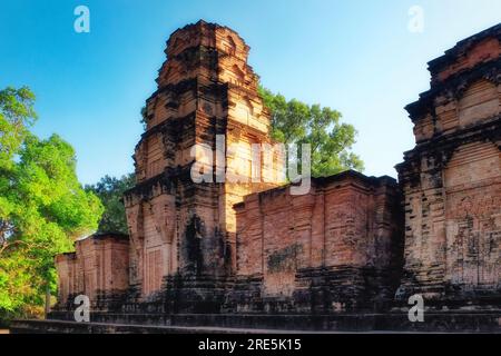 Prasat Kravan è un piccolo tempio del X secolo composto da cinque torri di mattoni rossastri su una terrazza comune, ad Angkor, Cambogia, a sud dell'artificia Foto Stock