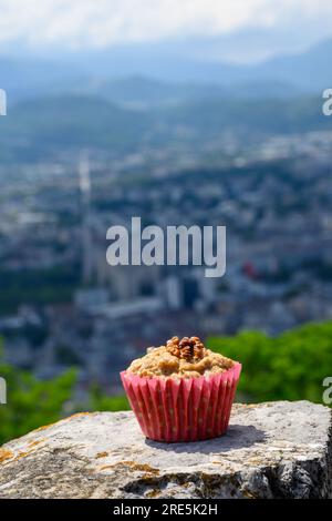 Gateau Grenoblois, torta di caffè alla noce francese, specialità di Grenoble e vista sulla parte centrale della città di Grenoble dai fortini della Bastiglia con le montagne A. Foto Stock