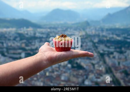 Gateau Grenoblois, torta di caffè alla noce francese, specialità di Grenoble e vista sulla parte centrale della città di Grenoble dai fortini della Bastiglia con le montagne A. Foto Stock