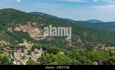 Grimaud, Costa Azzurra, 2018. Sotto il Château di Grimaud, il cimitero, il mulino a vento di Saint-Roch e le colline della Provenza sullo sfondo Foto Stock