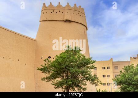 La torre e le mura della fortezza di Masmak, il distretto di Qasr al-Hukm, al Riyadh, Arabia Saudita Foto Stock