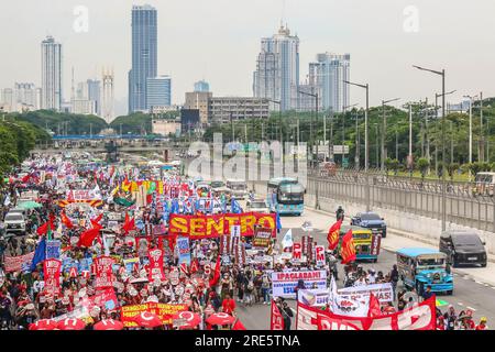 Quezon, Filippine. 24 luglio 2023. I manifestanti tengono cartelli e striscioni che esprimono la loro opinione lungo la Metro Manila durante una manifestazione davanti al secondo discorso dello Stato della Nazione del presidente Ferdinand Marcos Jr. I manifestanti si sono concentrati sulla violazione dei diritti umani da parte del governo, sui diritti sovrani sul Mar delle Filippine occidentali, sulla disoccupazione, sull'aumento dei salari e su altre questioni sociali che il paese sta ancora affrontando. Credito: SOPA Images Limited/Alamy Live News Foto Stock